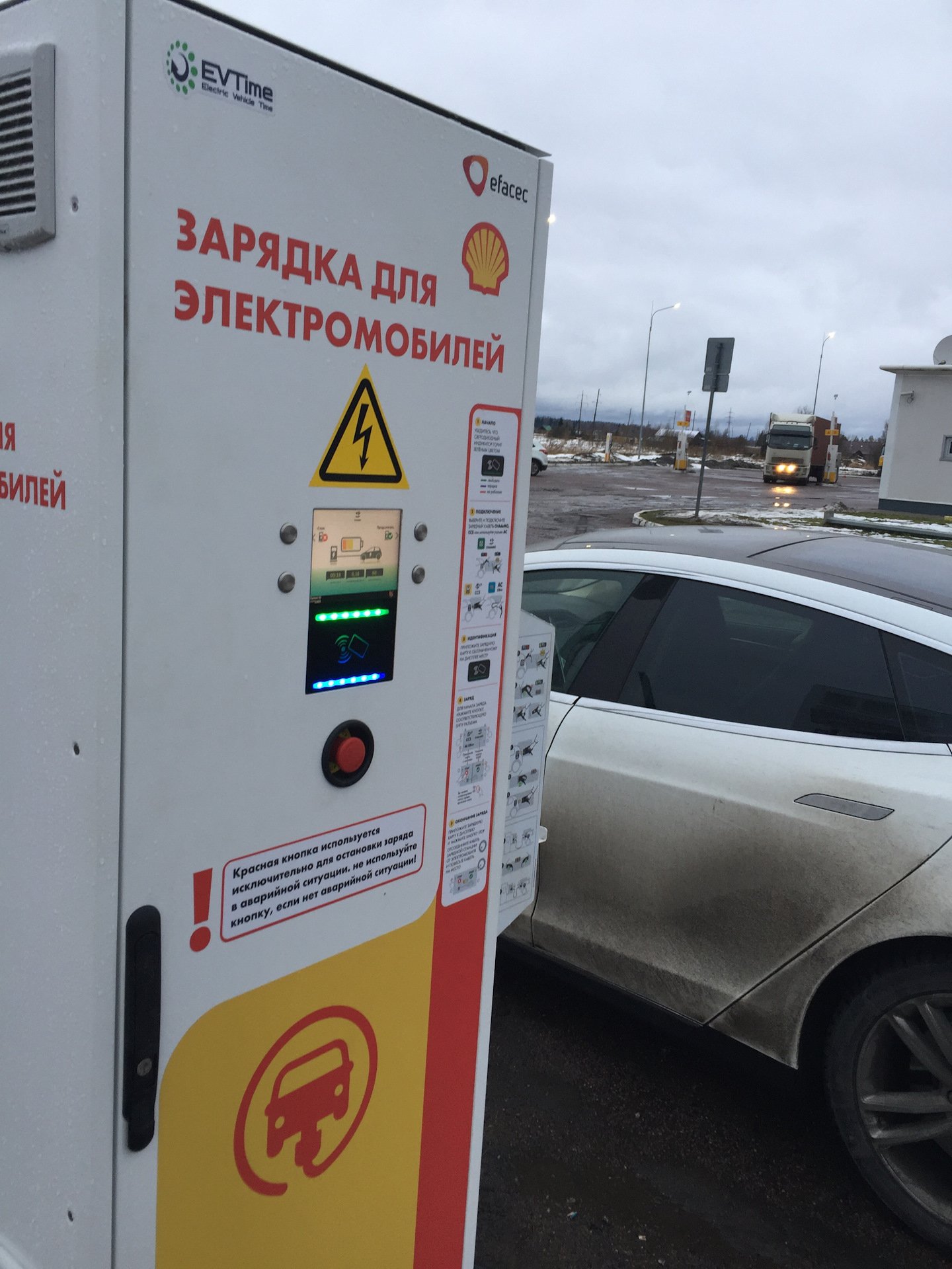 Электрокары нижний. Зарядка электромобиля Shell. Зарядка электромобиля 60 KW. Зарядные станции для электромобилей. Щит для зарядки электромобиля.