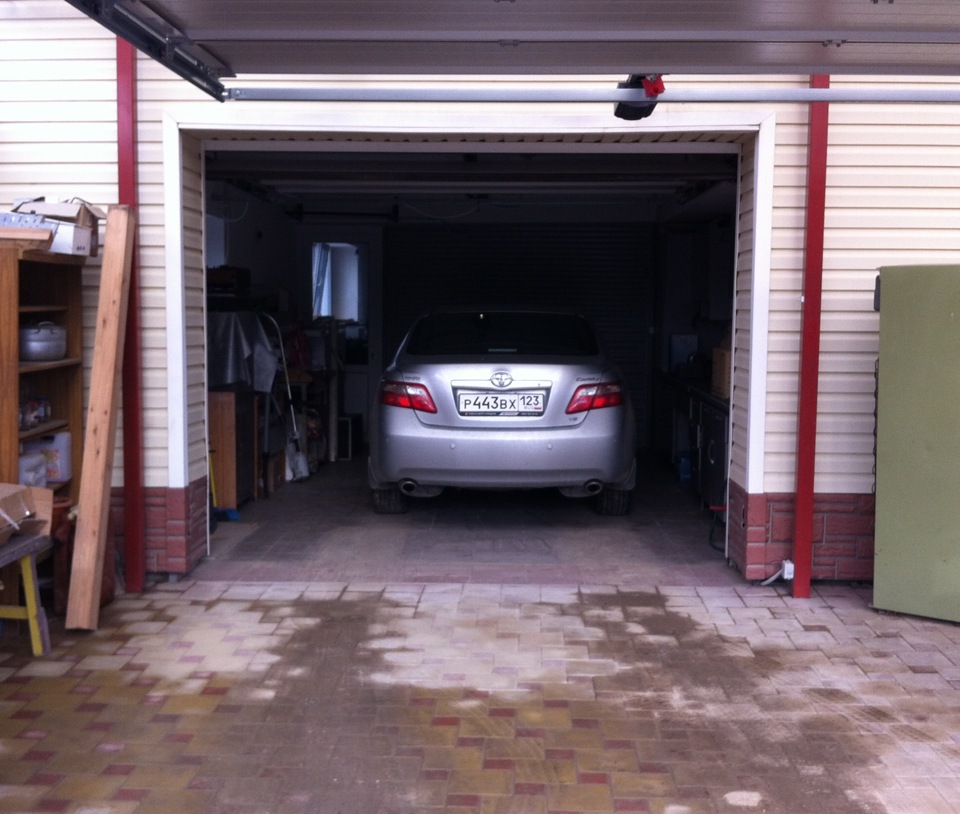 Гаражи машино. Машина в гараже. Гараж для автомобиля. Машина возле гаража. Автомобиль в гараже обычный.