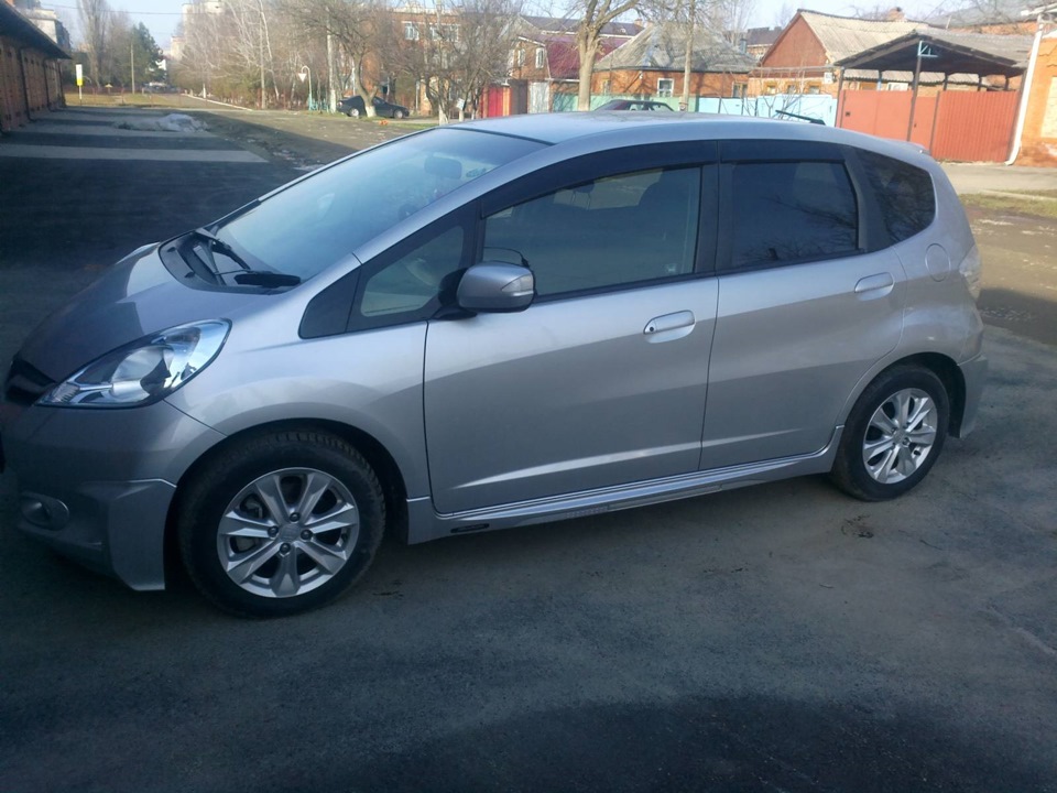 Тойота рактис 1.3. Honda Fit 185/65. Хонда фит 2 поколения гибрид. Honda Fit 185 65 14. Тойота Рактис или Хонда фит.