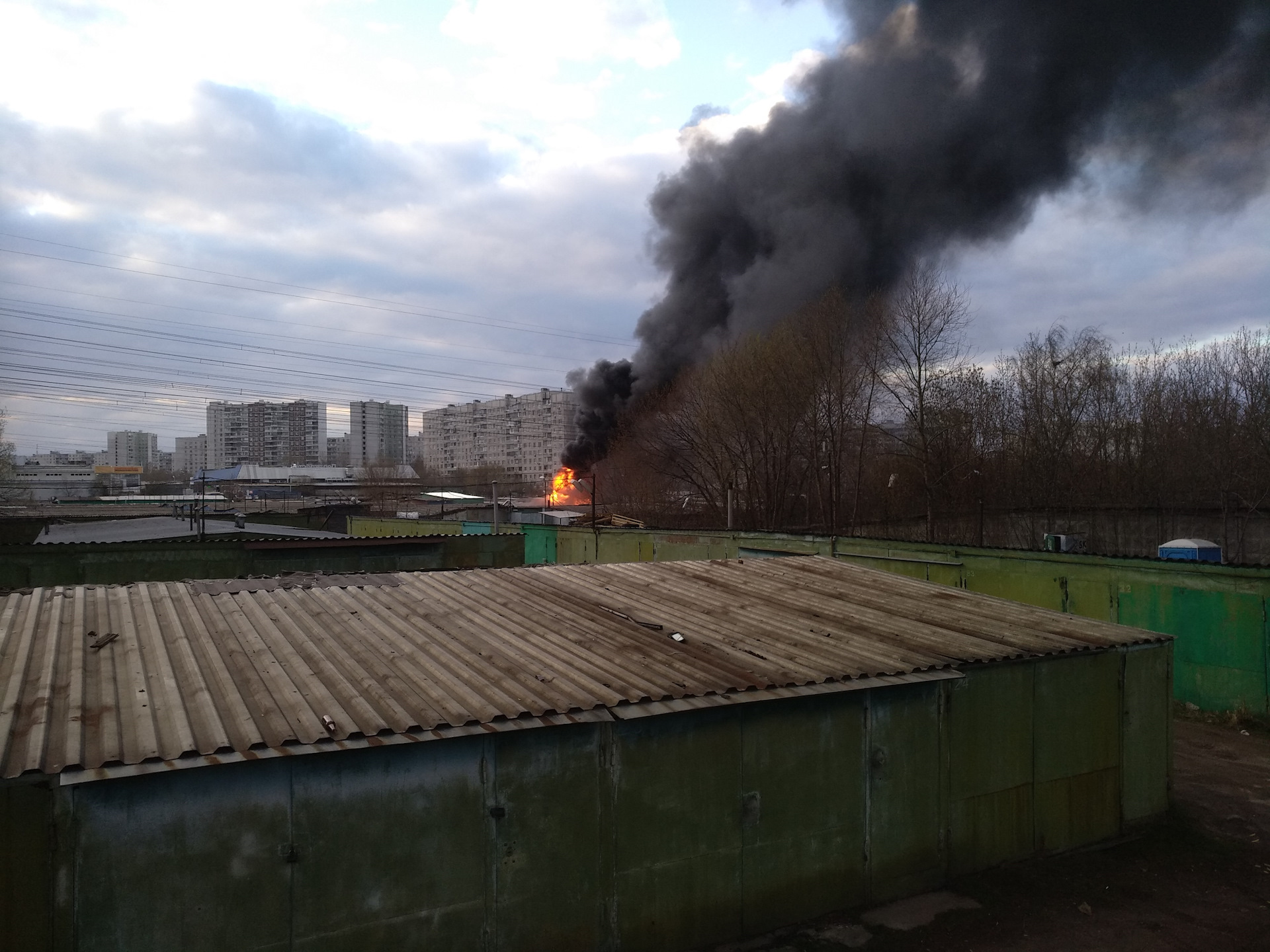 Бибирево сегодня. Пожар в Бибирево. Пожар Бибирево сейчас. Пожар в гаражах Бибирево.