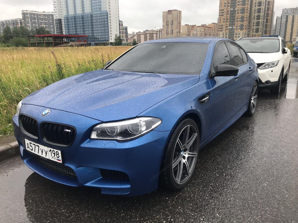 Фото эм 5 эф 90 Примерил задний спойлер Performance, затонировал - BMW M5 (F10), 4,4 л, 2013 год