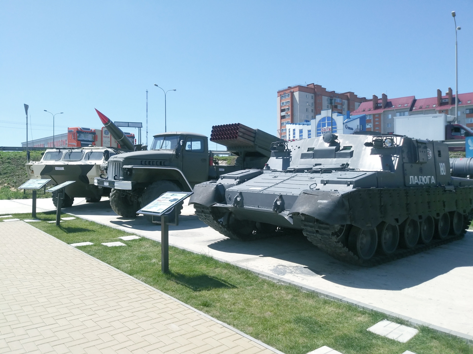 парк военной техники в энгельсе