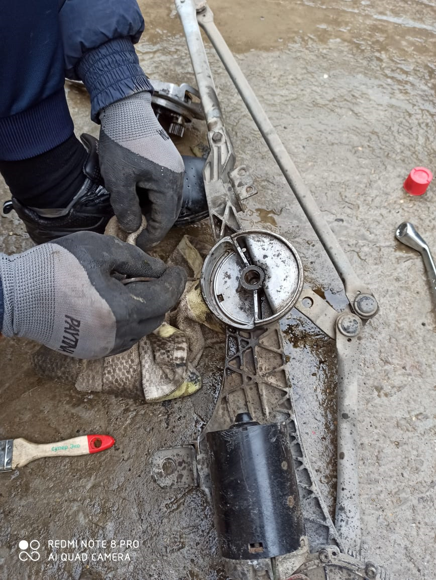 Профилактика механизма дворника. — Mercedes-Benz S-Class (W140), 5 л ...