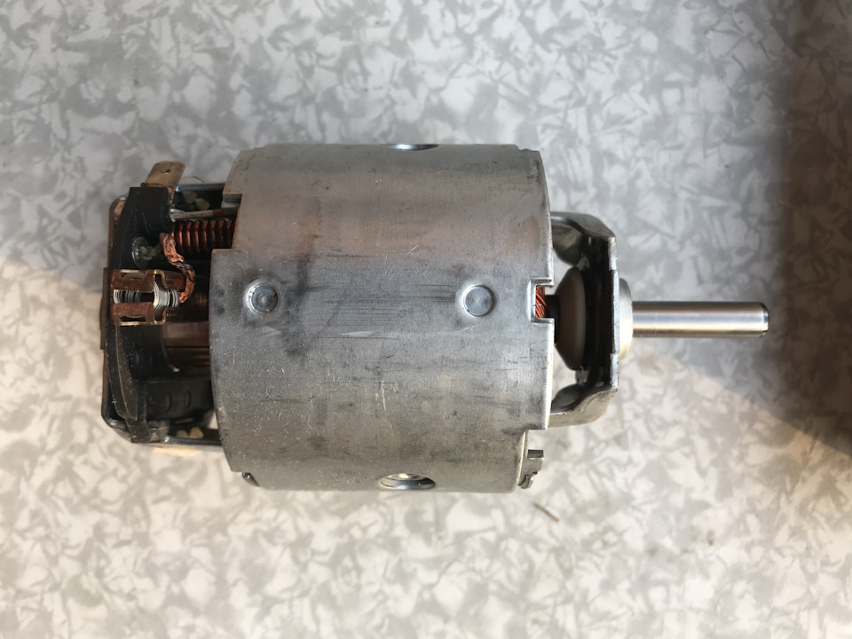 Нужно немного укоротить шток (без фанатизма) и припаять питание с разъёмом (с старого вентилятора) — Audi Allroad (C5)