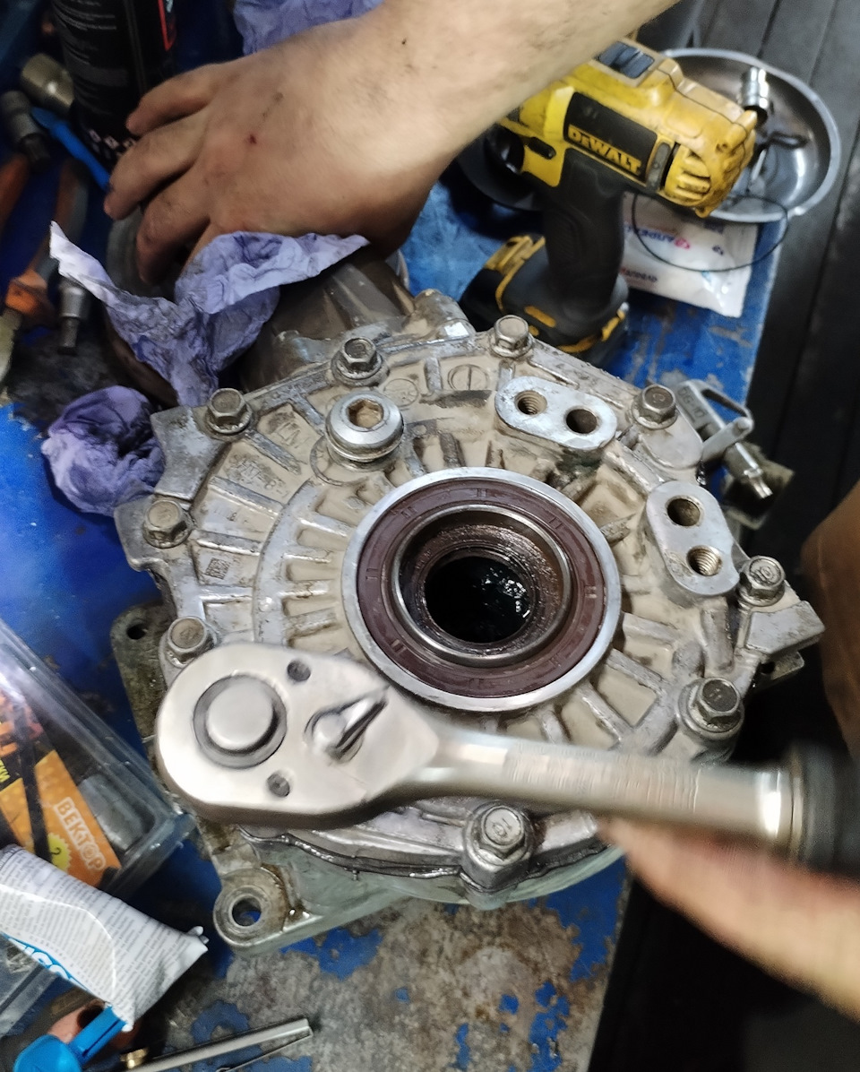 Далее обратная затяжка болтов… — KIA Sorento (2G)