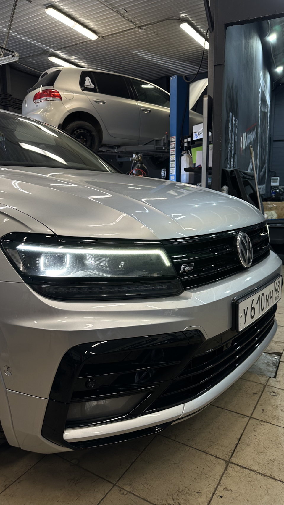 Значок R Line в решетку — Volkswagen Tiguan (2G), 2 л, 2017 года ...