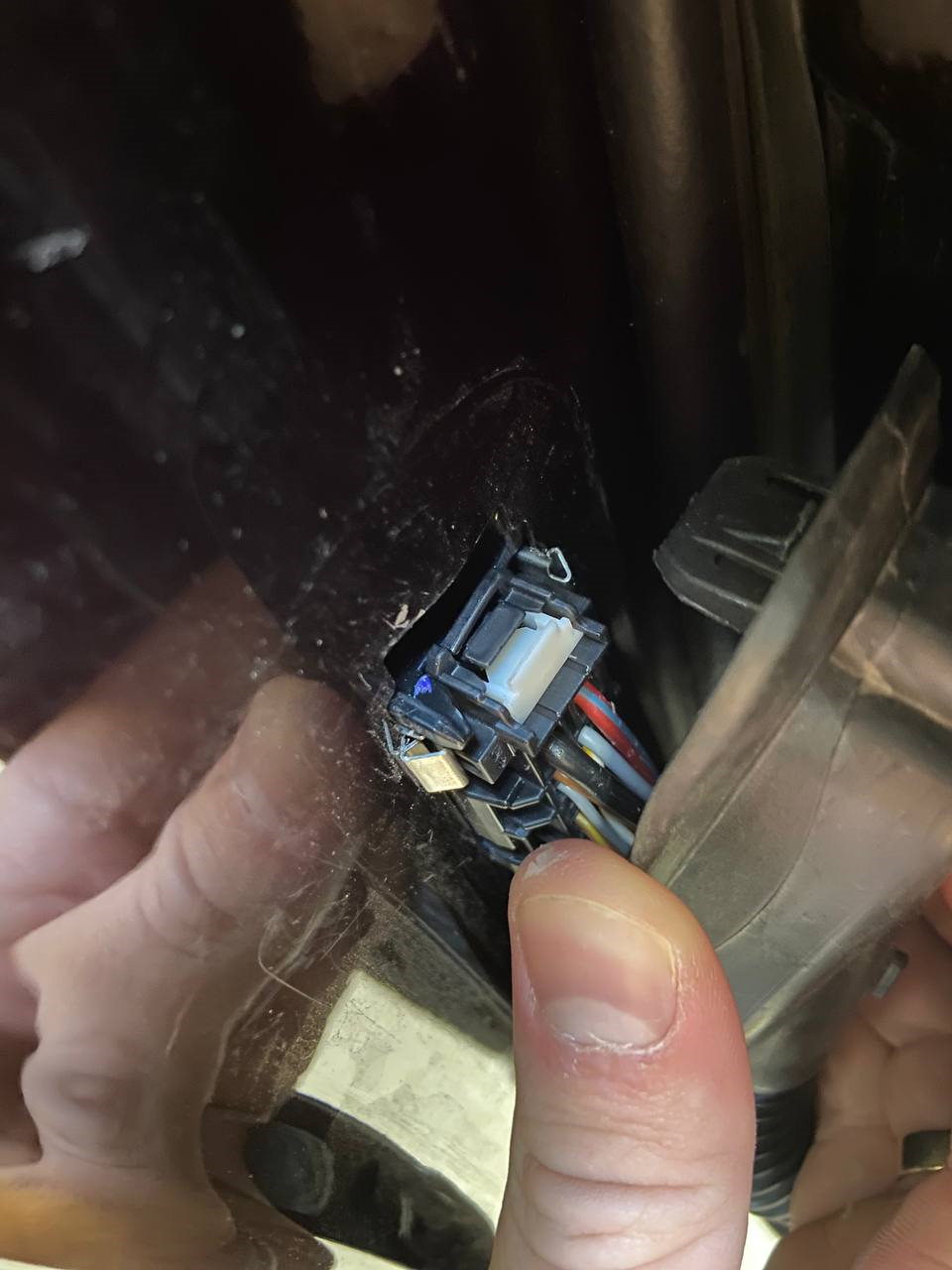 затем разъём с фиксатором — Cadillac XT6