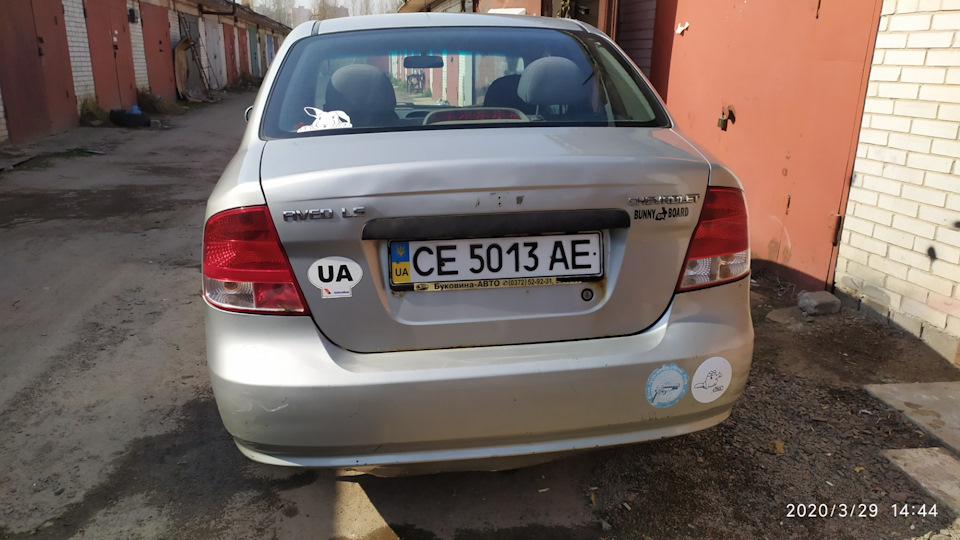 Ну и попа такая, ну не много живая. Но тоже по работать есть где — Chevrolet Aveo Sedan (1G)