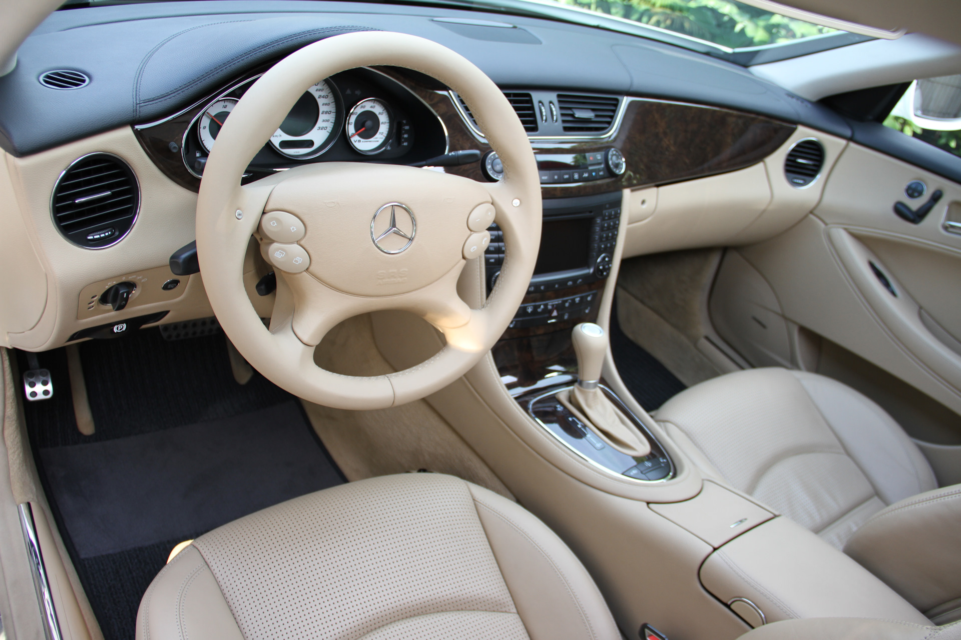 Мерседес CLS 500 белый