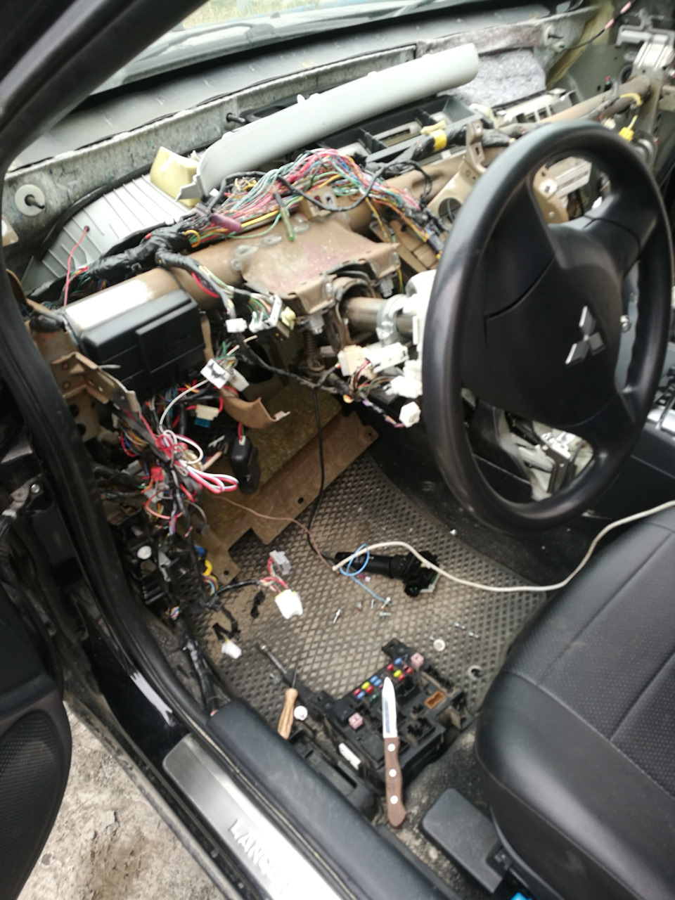 Тотальная подготовка к холодам (часть 2.Снятие панели приборов) - Mitsubishi Paj