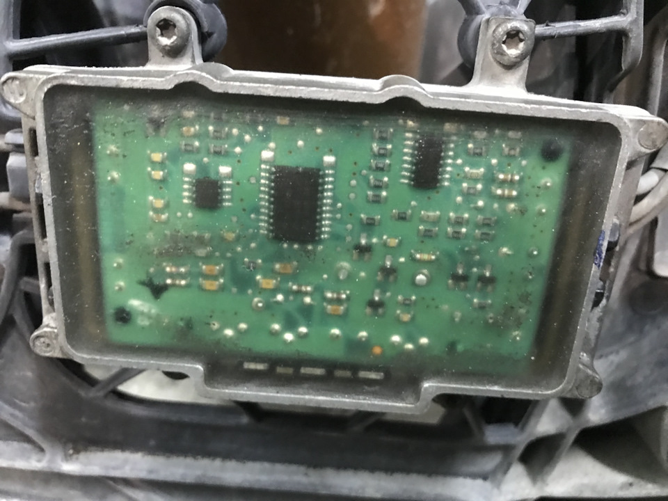 Олдовый вент 2001 года с пластиковой крышкой, всё чистенькое, нигде ничего не погорело, в запас — BMW 3 series (E46)