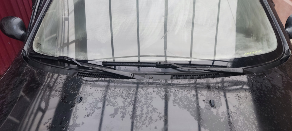 28. Замена щёток стеклоочистителя, регулировка трапеции дворников ...