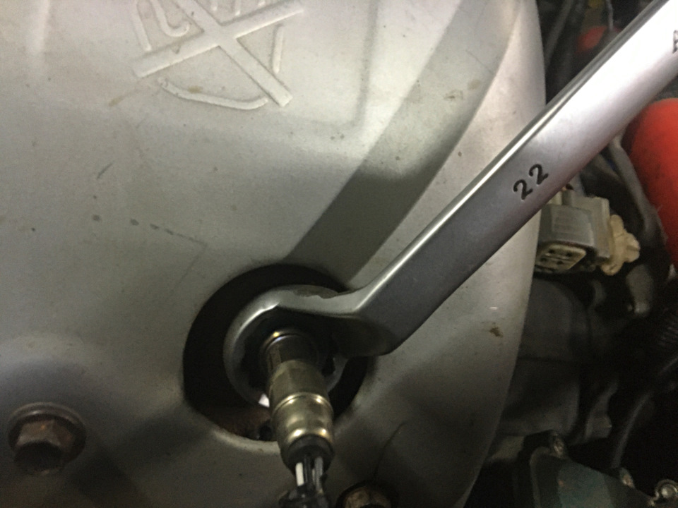 Как хорошо, когда есть накидной ключ с изгибом, благодаря нему не пришлось снимать кожух впускного. — Toyota Vista (40)