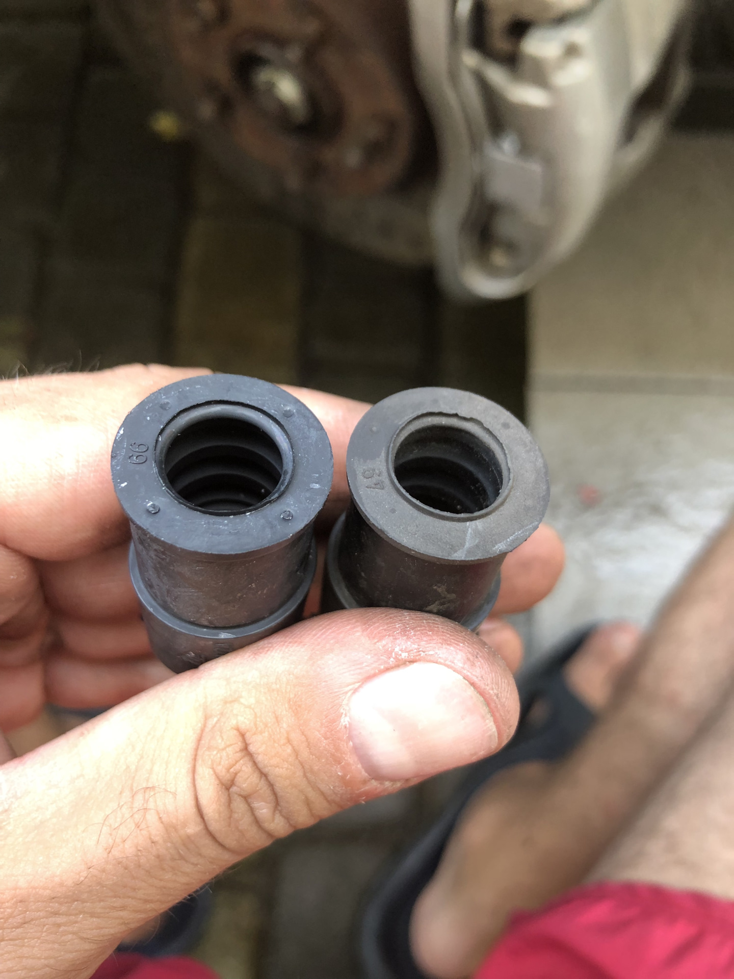 Направляющие суппорта 2180. Резинка направляющей суппорта accord 8. Пыльники направляющих суппортов ниссан кашкай j10. Как поменять резинки суппорта. Смазка суппортов нива шевроле.