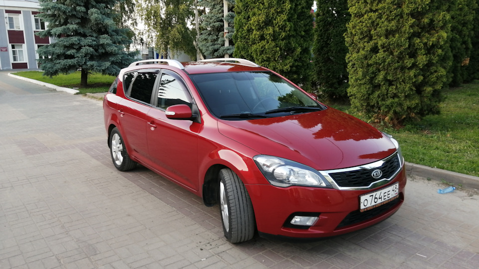 Красный Kia Ceed 2011