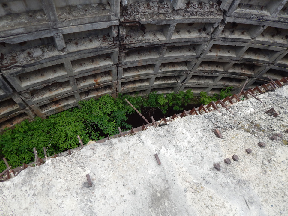 Колодец выложен бетонными тюбингами которые обшивались металлическими листами. — Nissan X-Trail II (t31)