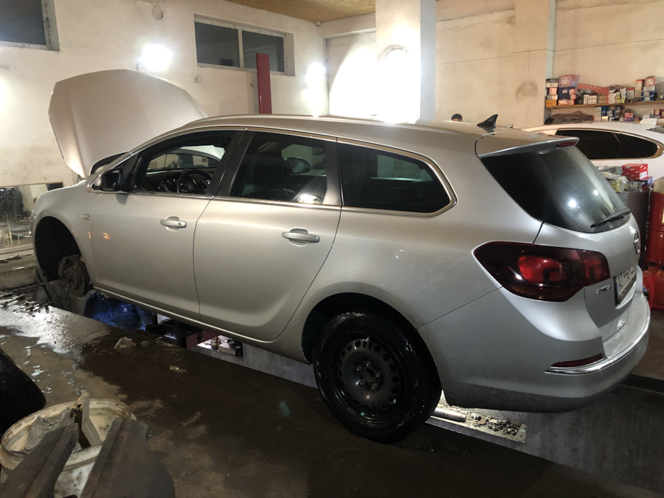 Замена тормозных дисков и колодок — Opel Astra J, 1,6 л, 2016 года ...