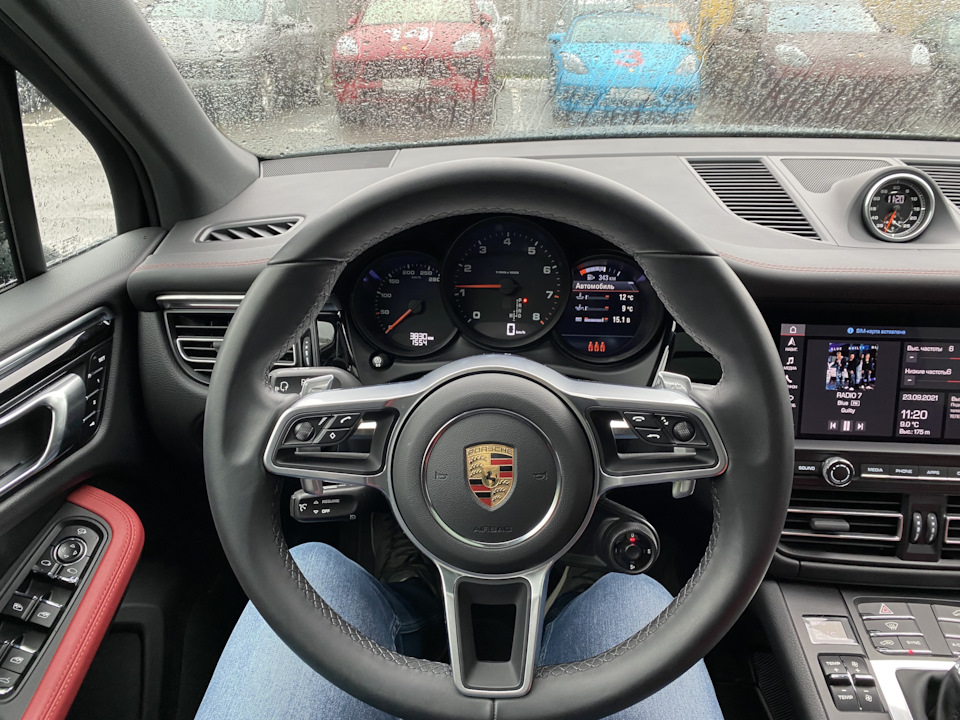 Ну вот как можно не влюбиться в это водительское место? — Porsche Macan (1G)