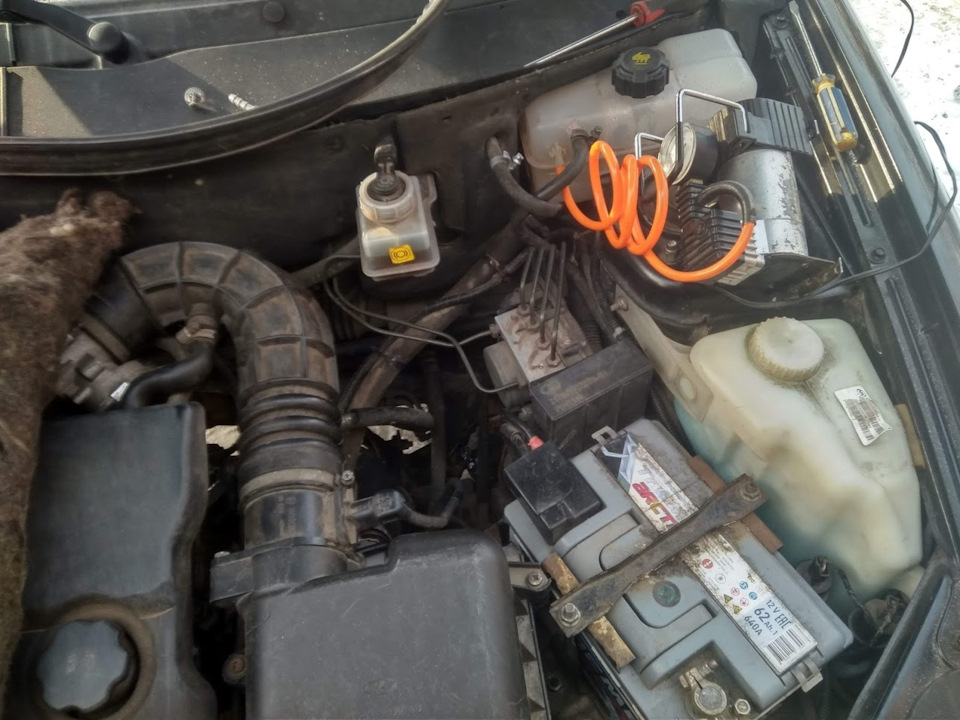 Замена расширительного бачка — Lada Приора универсал, 1,6 л, 2011 года ...