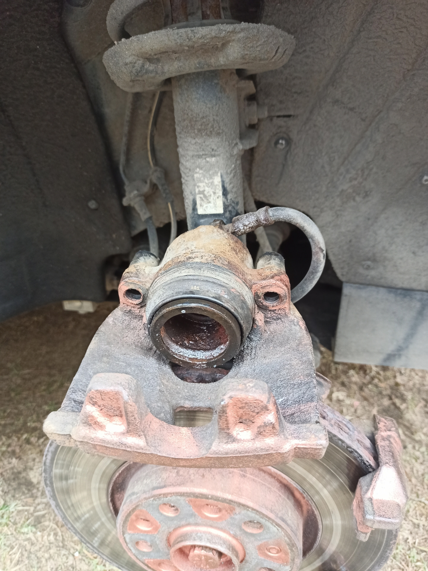 Порвался пыльник цилиндра тормозного суппорта audi q3 — Audi Q3 (1G), 2 ...