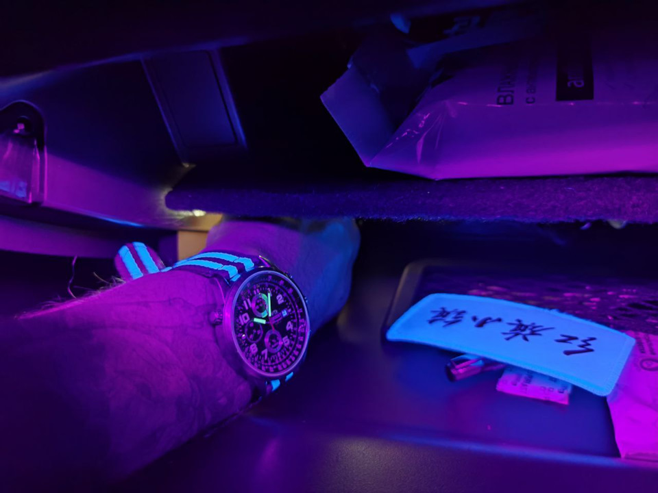 Вот кстати как уф свет отражается на белом и флюорисцентном покрытии стрелок часов) — Skoda Rapid (2G)