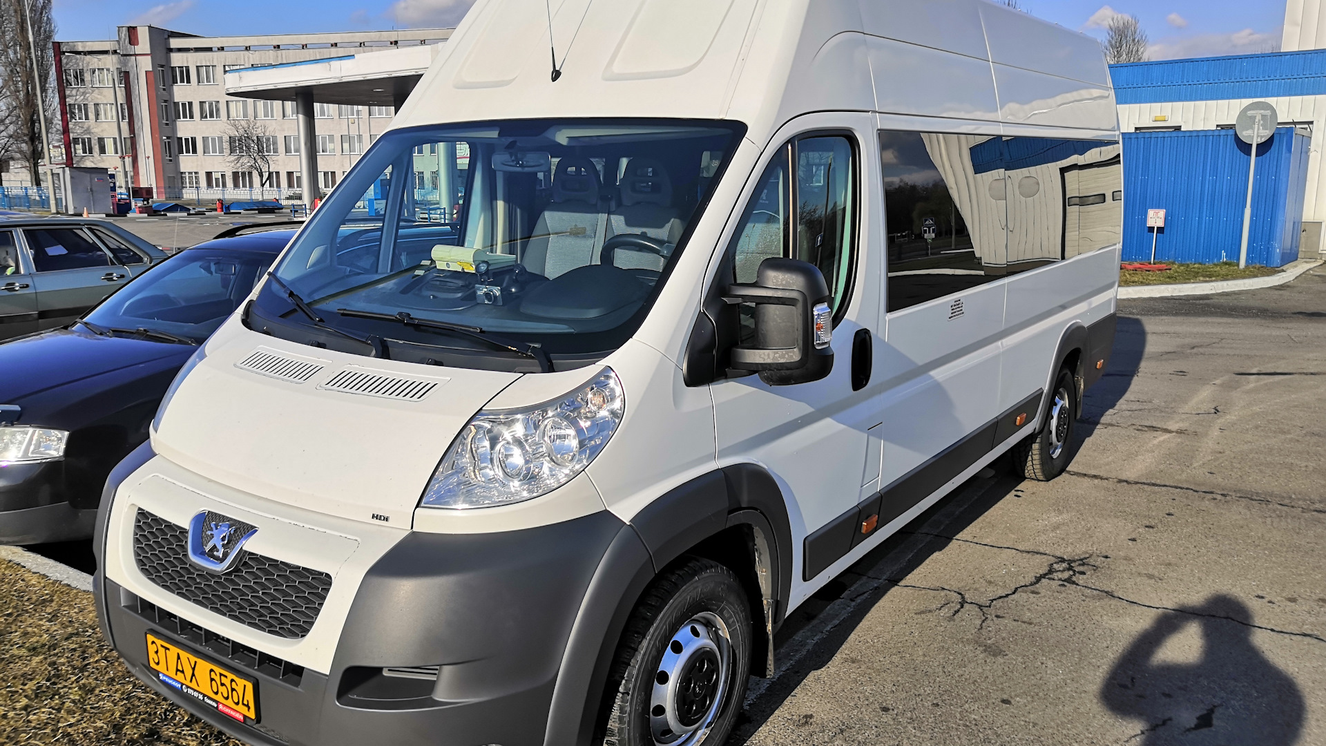 Peugeot boxer 2. Водитель на Пежо боксер. Пежо боксер 2011 год евро 5 или евро4.