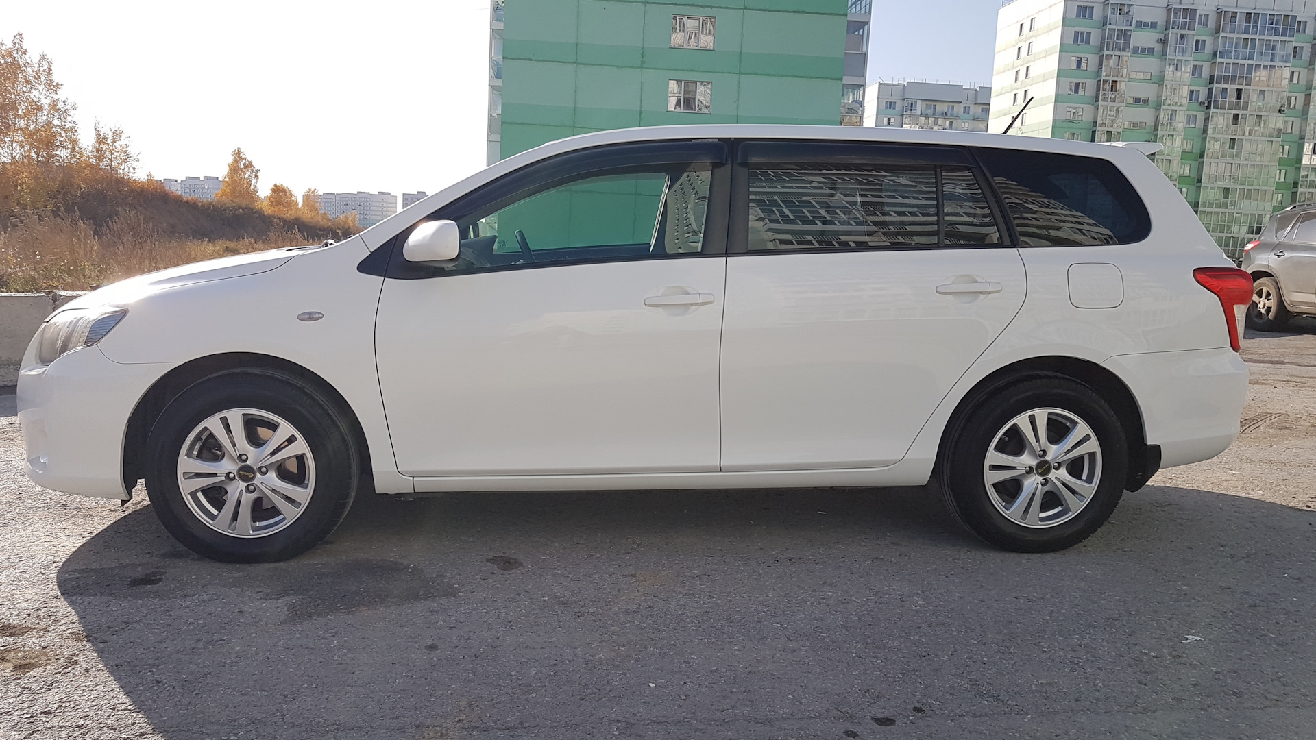 Королла филдер 2011. Toyota Corolla Fielder 2011. Таеот Филдер Турсунзод тачикстон.