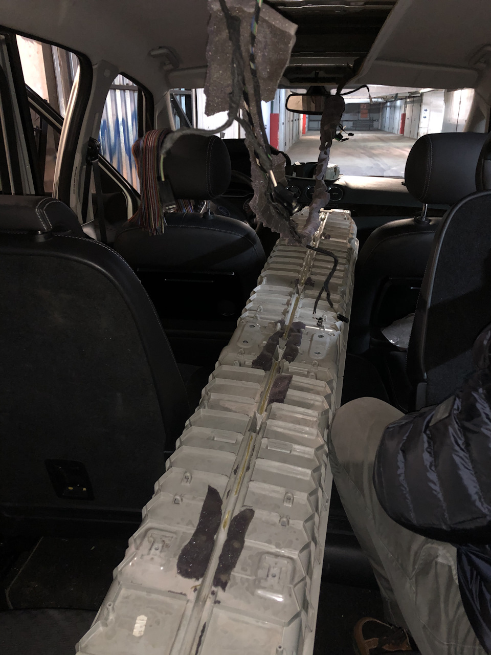 Снимаю консоль третий раз. В этот раз помогал сын. По времени заняло: 40 минут (снять поставить) — Ford Galaxy (Mk III)