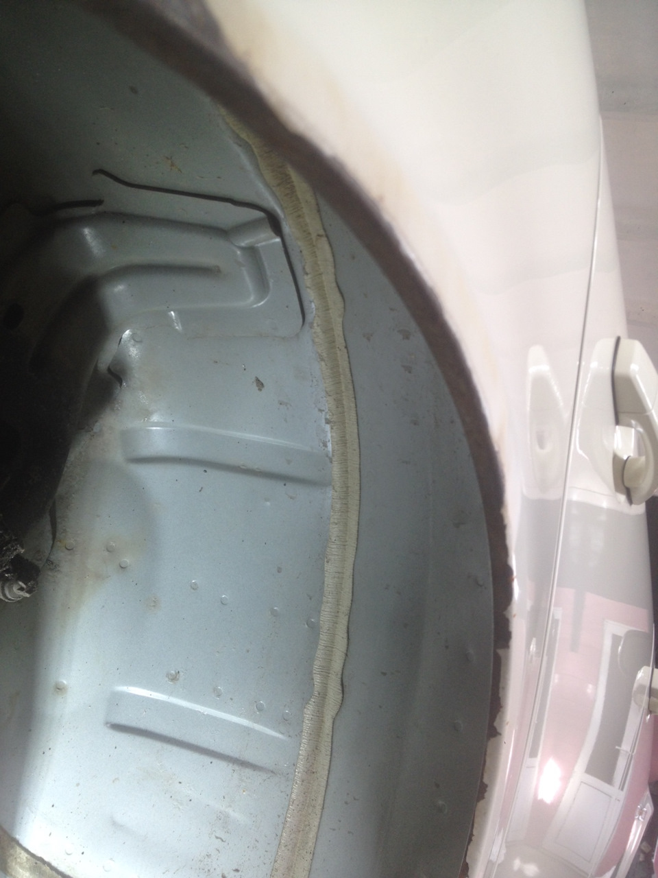 Это уже ободрали краску. Ну то есть она сама уже отслоилась, оставалось просто щёткой её отскоблить. — Saab 9-3 (2G)