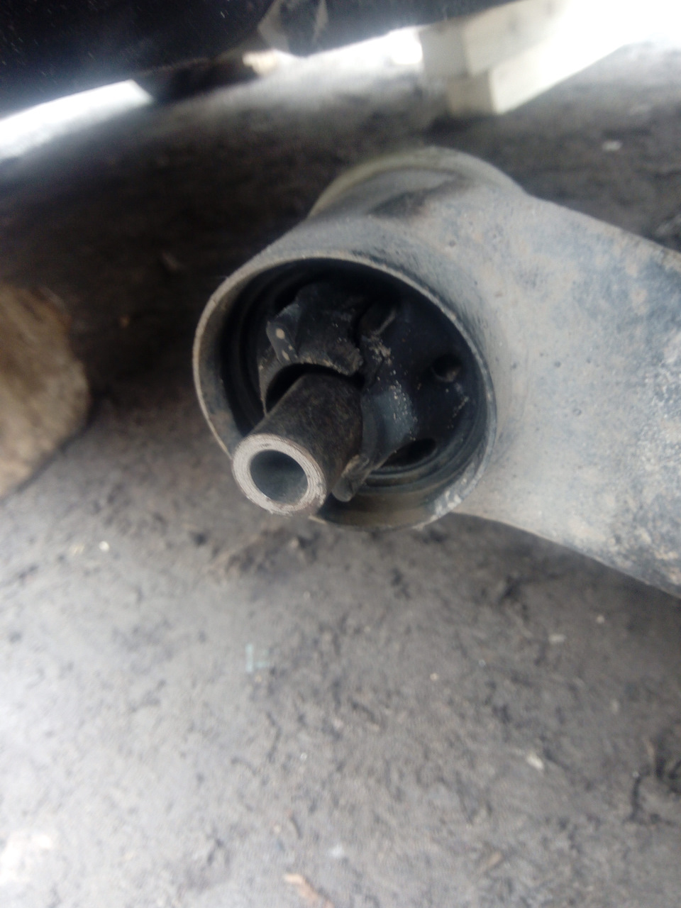 Полиуретан в заднюю балку — Renault Logan (1G), 1,6 л, 2006 года ...