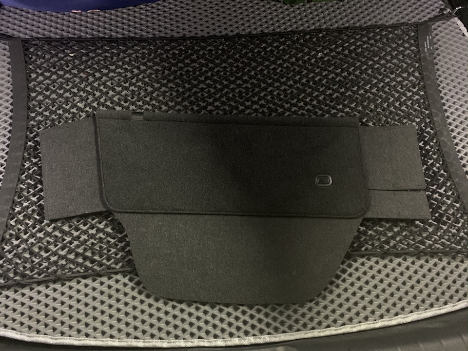 Снизу фартук, заправляется в боковую нишу, слева-справа липучки для крепления — KIA Stinger