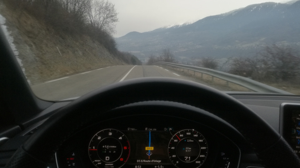 В предгорье легкий минус, дорога свободна. Городская суета позади. — Audi A4 (B9)