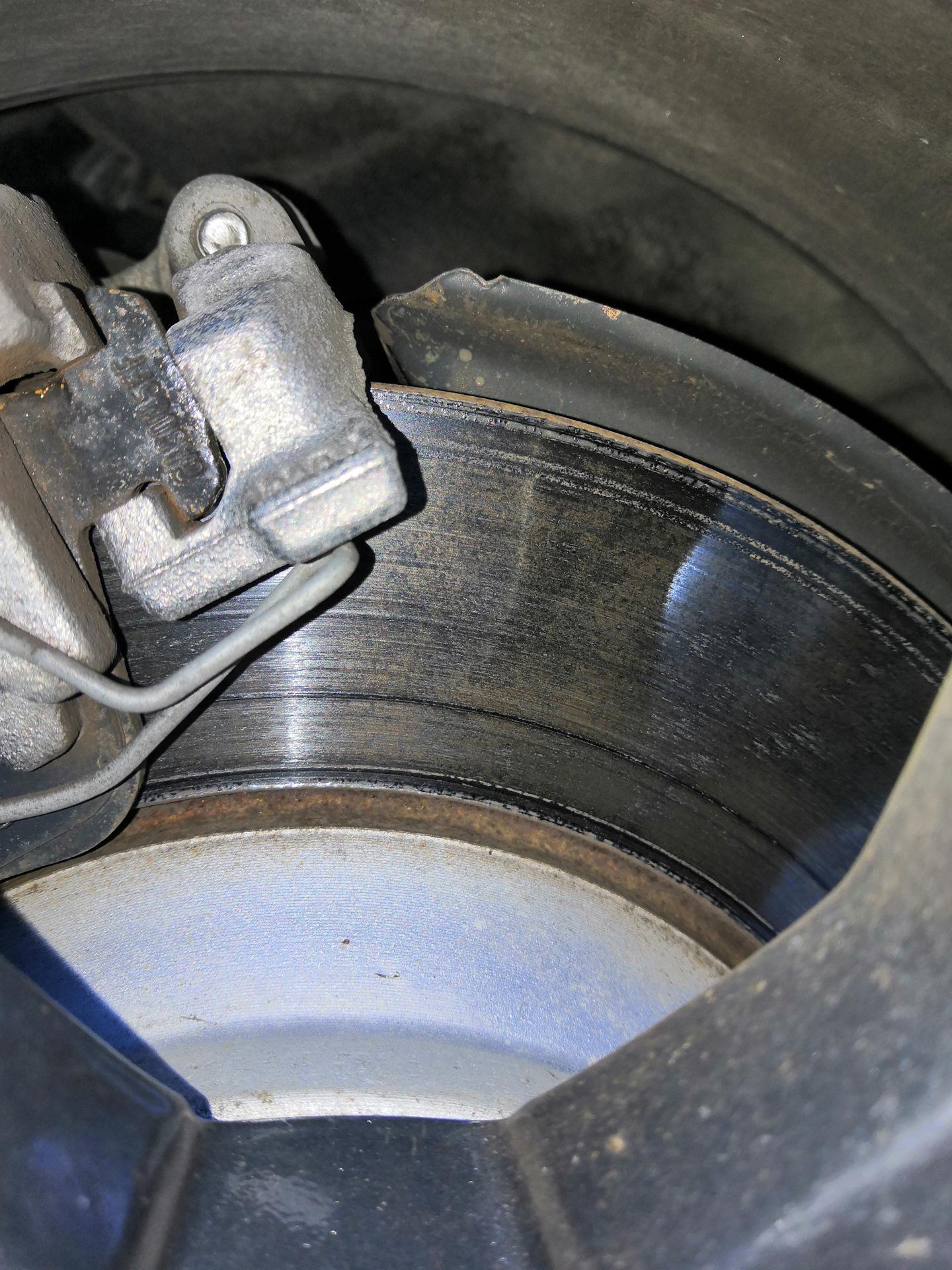 25. Замена задних тормозных колодок с проточкой дисков по месту ...