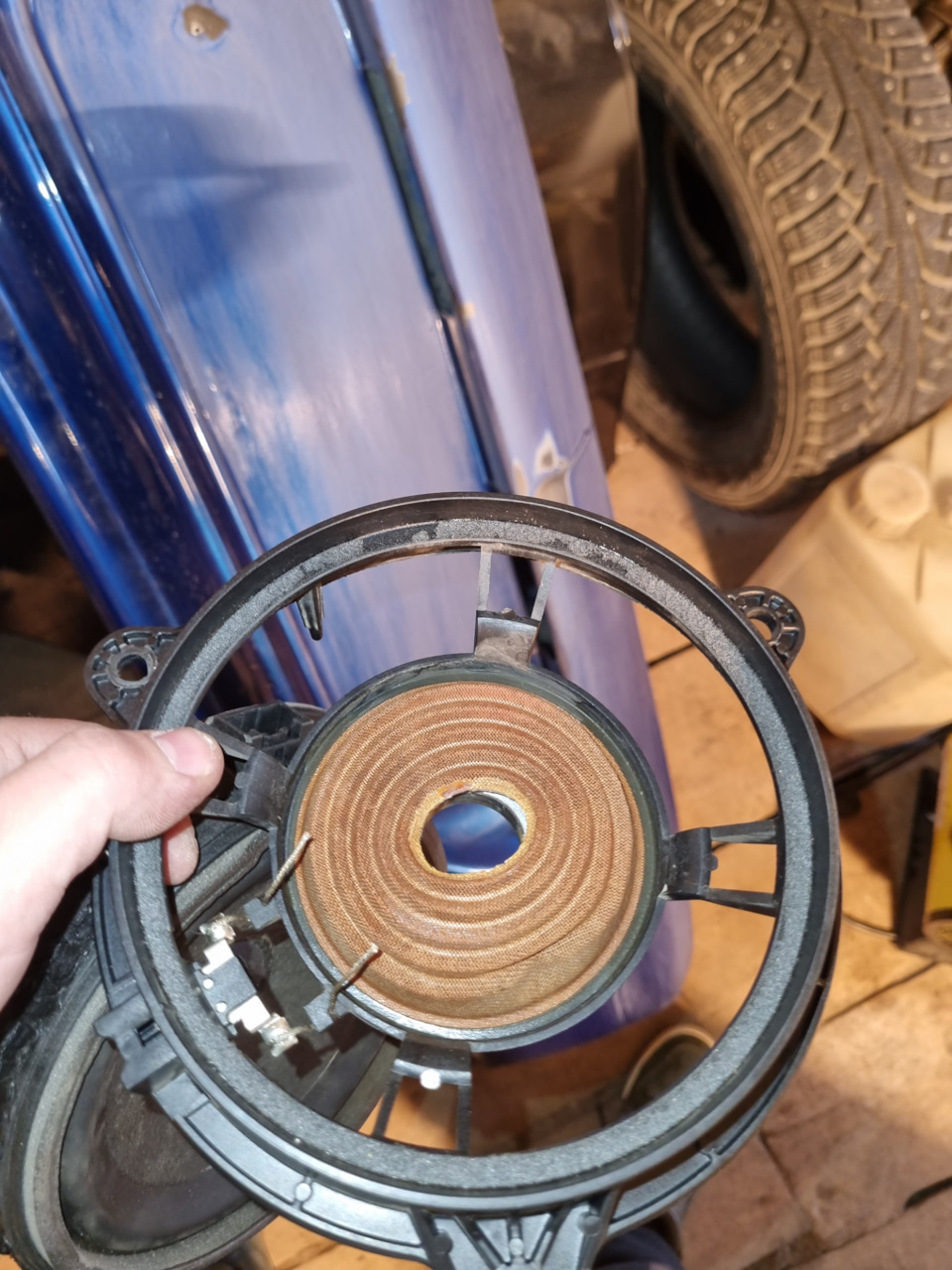 Тут я только вытащил сам динамик, но ребра еще не пилил — Ford Focus Sedan II