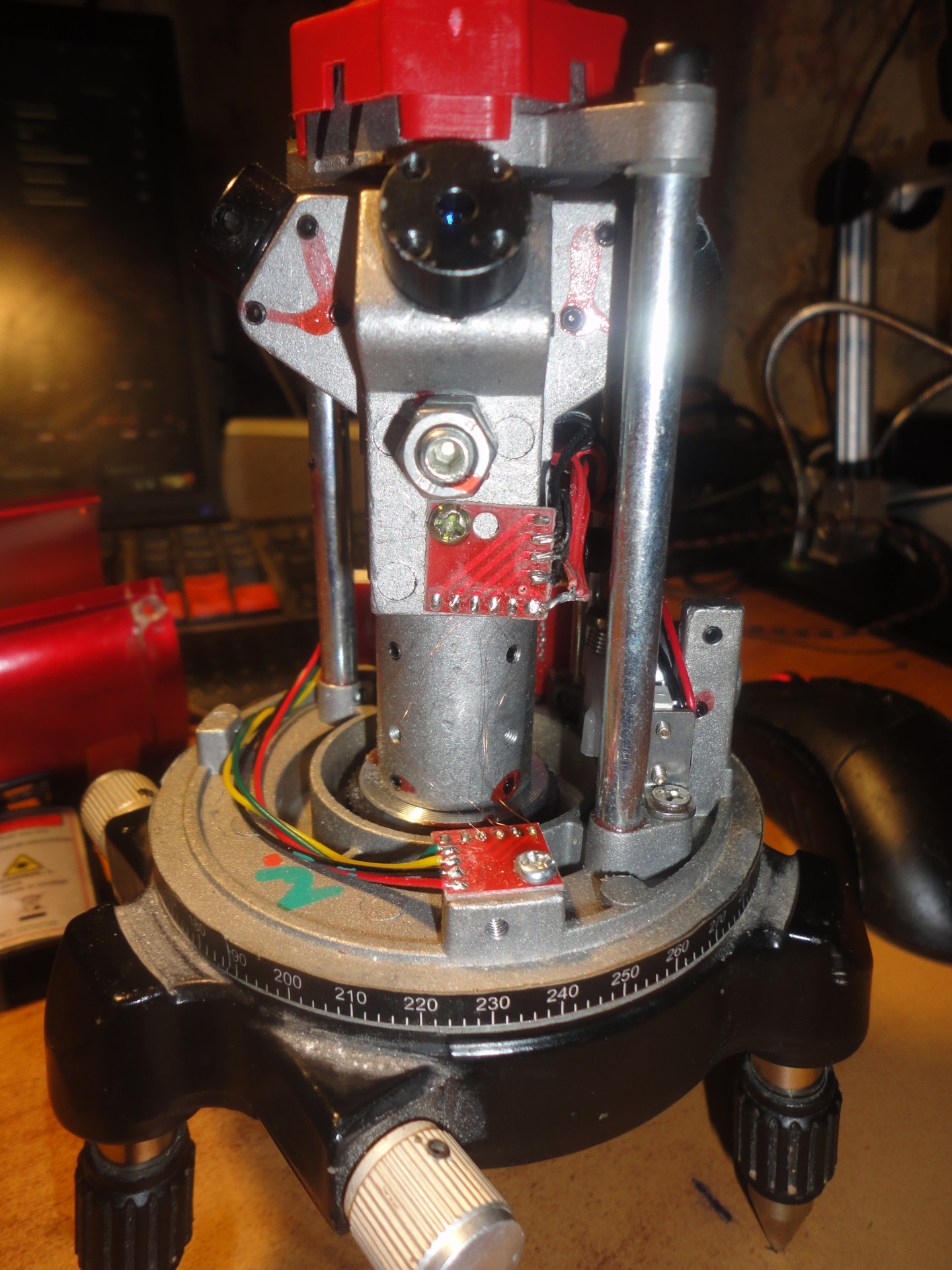 Стекляшки лазерный уровень ремонт. Лазерный уровень 90 градусов. Лазерный уровень ремонт адреса. Ремонт лазера. Лазерный уровень капро 895.