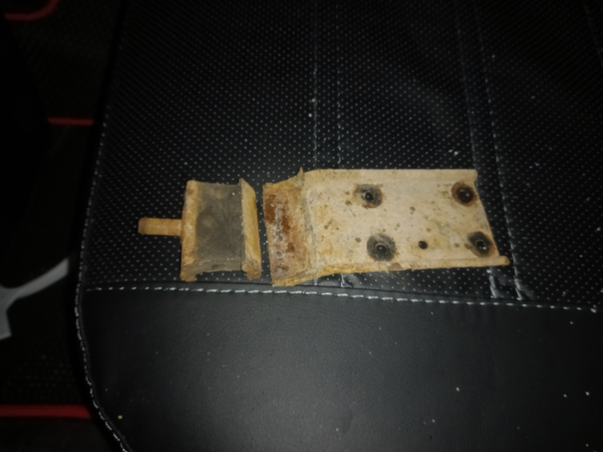 Задняя опора кулисы КПП — Chevrolet Niva GLX, 1,7 л, 2013 года ...