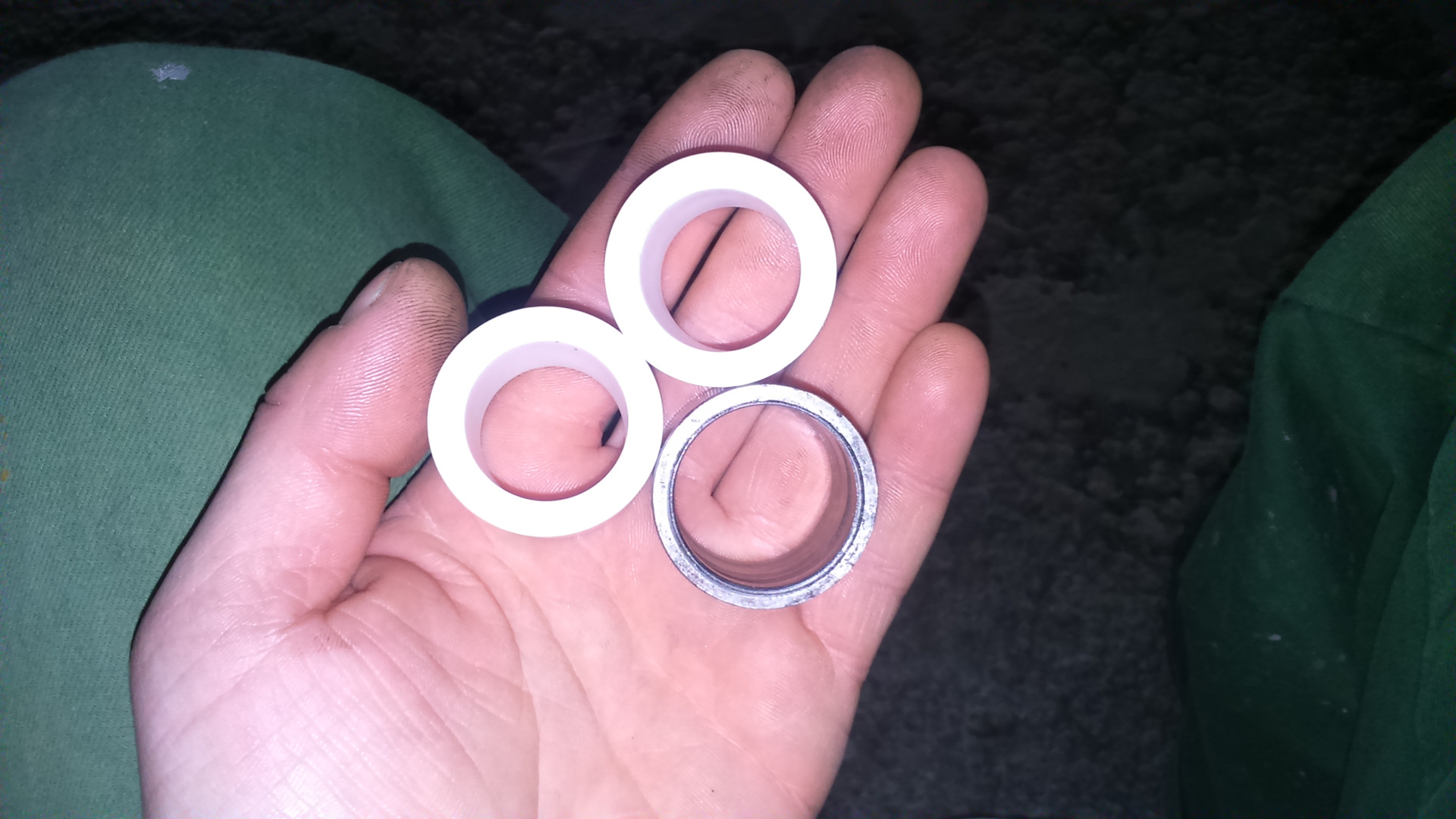 Ремкомплект рулевой рейки на пежо 206 2008. Сальник рейки пежо 307. Втулка рулевой рейки ситроен с3. Электрорейка пежо 3008 втулка. Втулка рулевой рейки сузуки sx4.