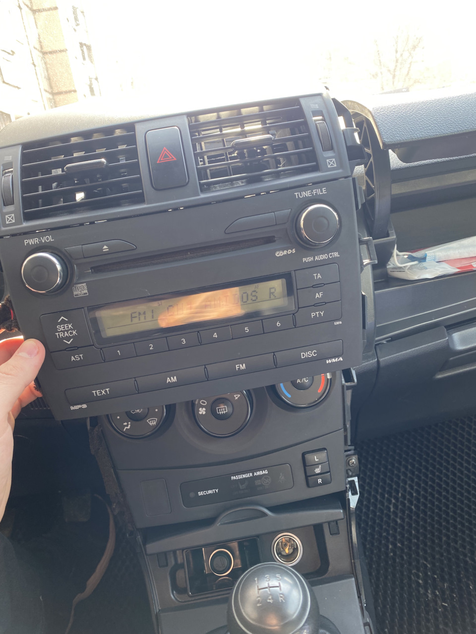 Кто делал AUX на штатную магнитолу? — Toyota Corolla (140/150), 1,6 л ...