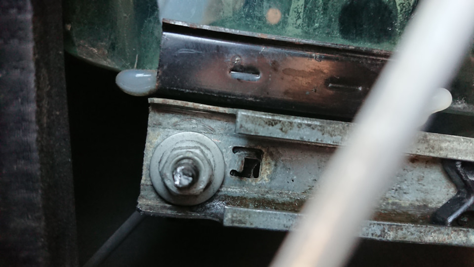 Люфт стекла водительской двери . — Ford Expedition (1G), 5,4 л, 1997 ...