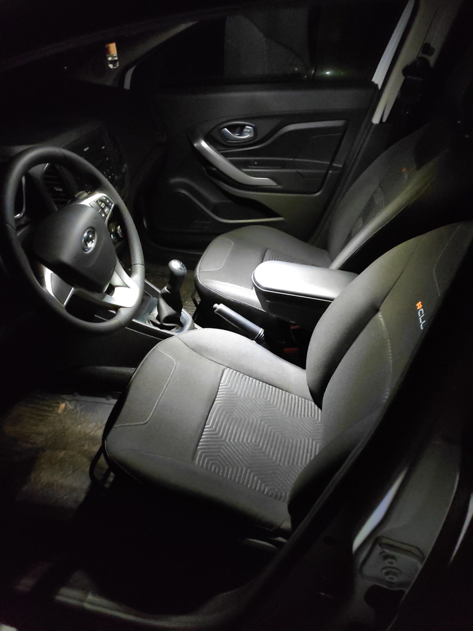 И вот он. Качество хорошее, держится крепко, внутри проклеен, ничего не гремит. — Lada XRAY