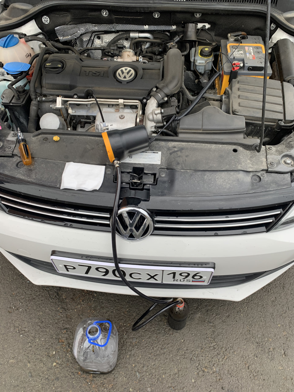Замена масла насосом Skyway — Volkswagen Jetta VI, 1,4 л, 2013 года ...