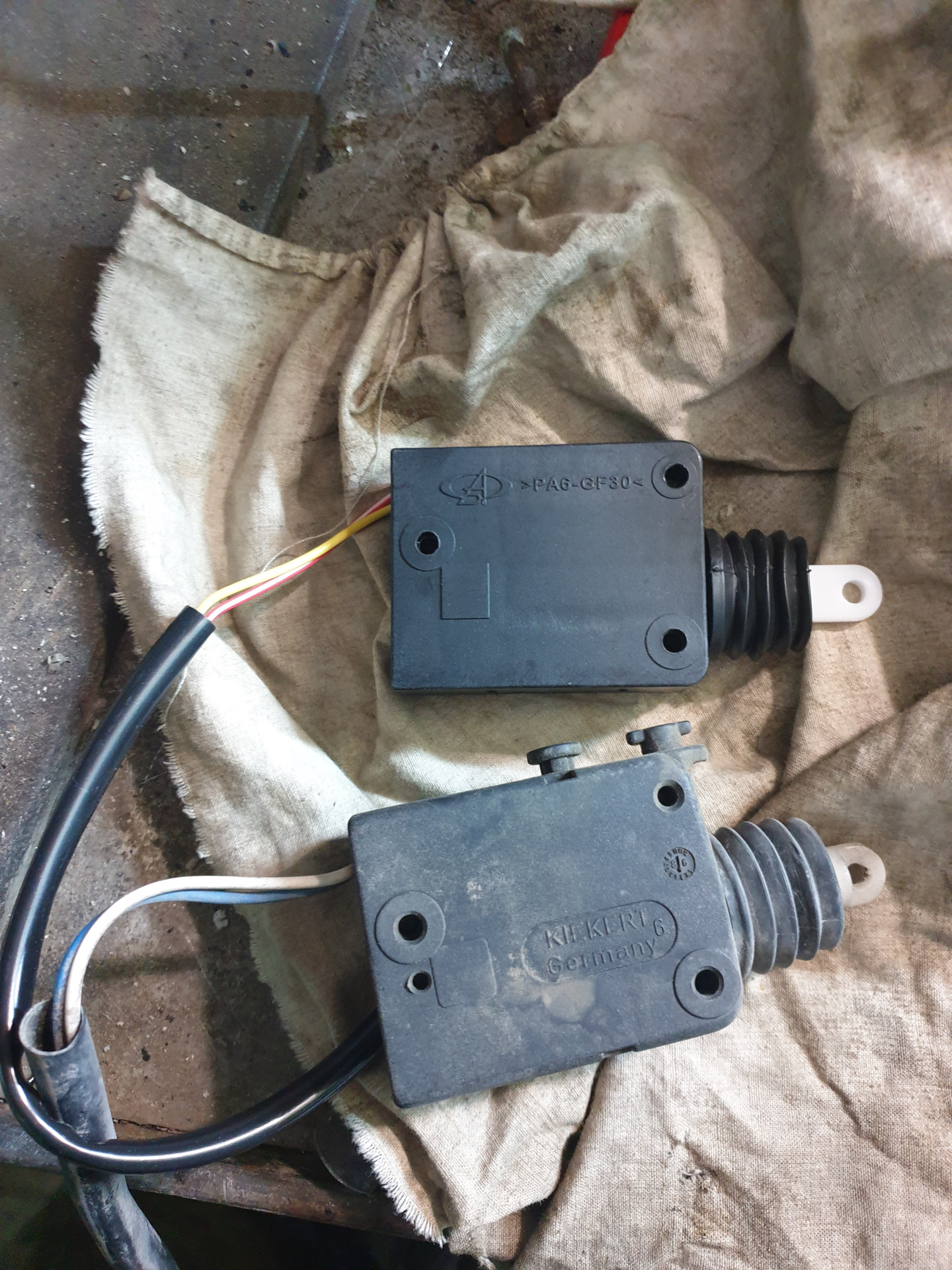 Замена активатора замка двери/лючка бензобака. — Mercedes-Benz G-Class ...