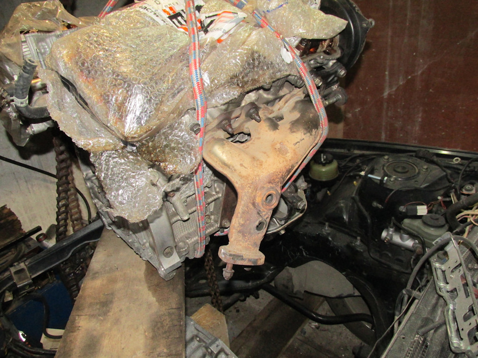 Странно, что на моторе не ушей, как на S моторах.Веревку пробрасывал за поддон — Toyota Vista (30)