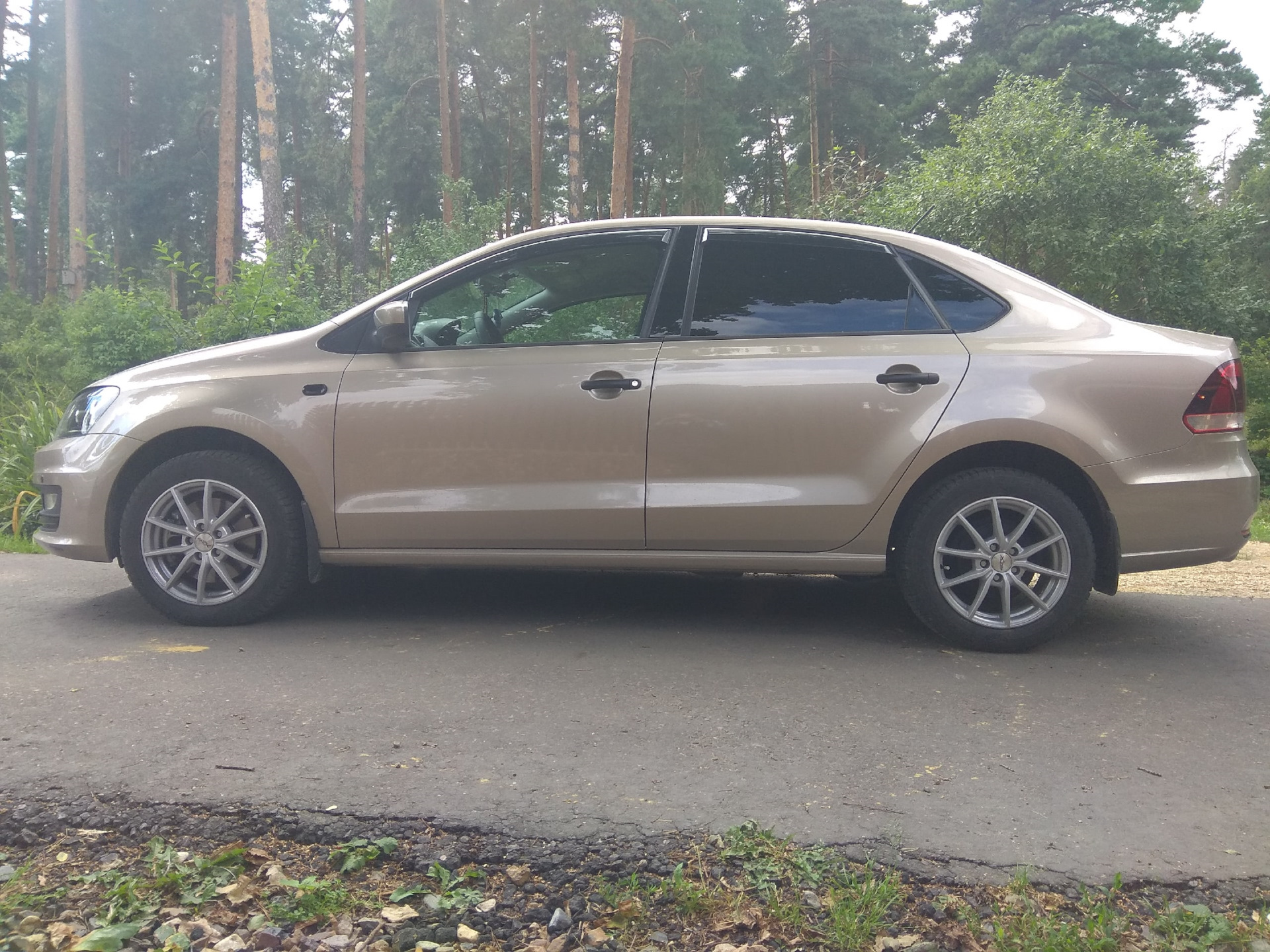 Провисшие тросики стояночного тормоза — Volkswagen Polo Sedan, 1,6 л ...
