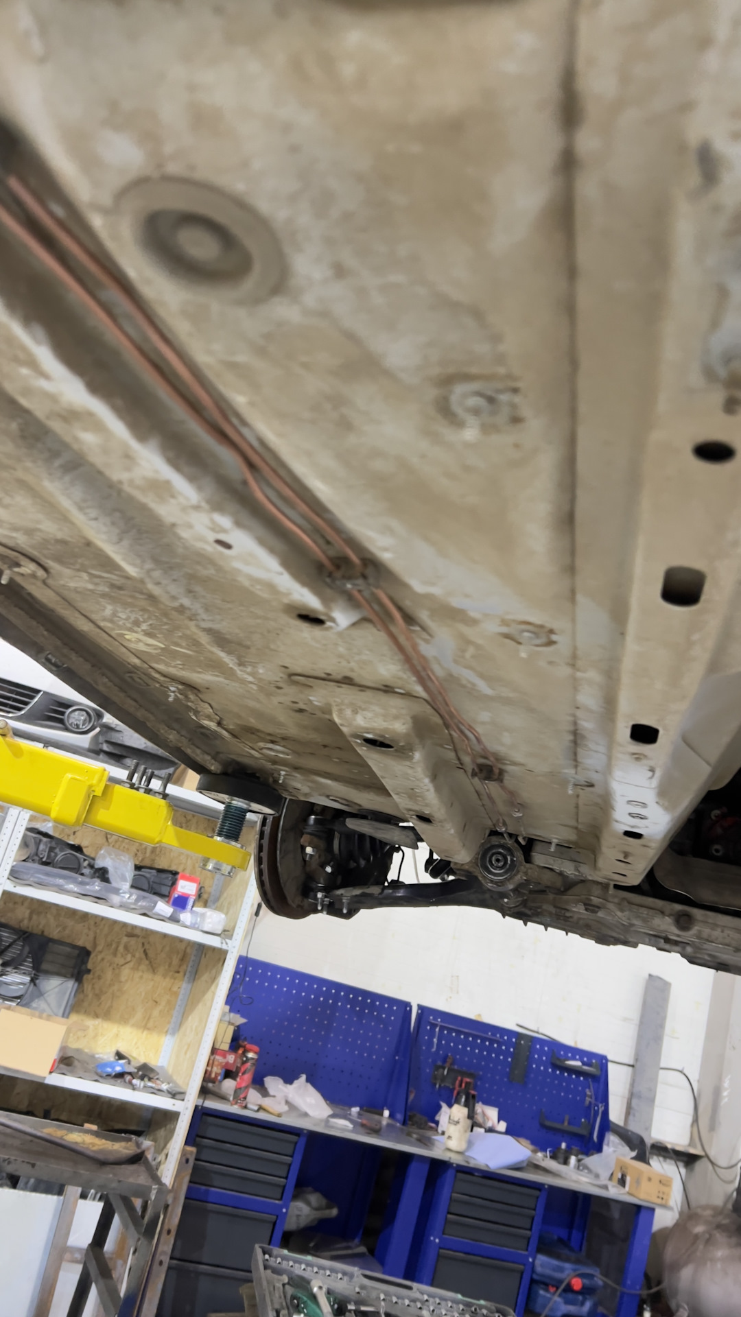 10. Задние тормозные трубки — Volkswagen Golf Mk6, 3,6 л, 2011 года ...