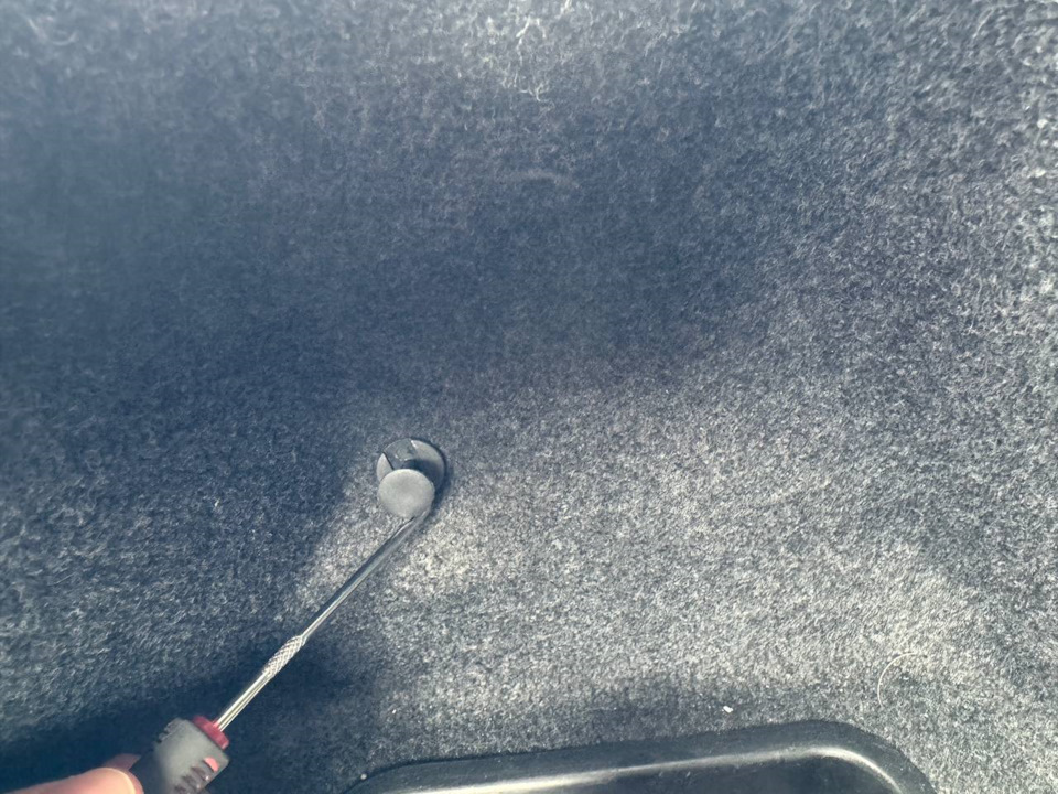 Снимаю по 2 клипсы с левой и правой обшивки. — BMW 5 series (E60)