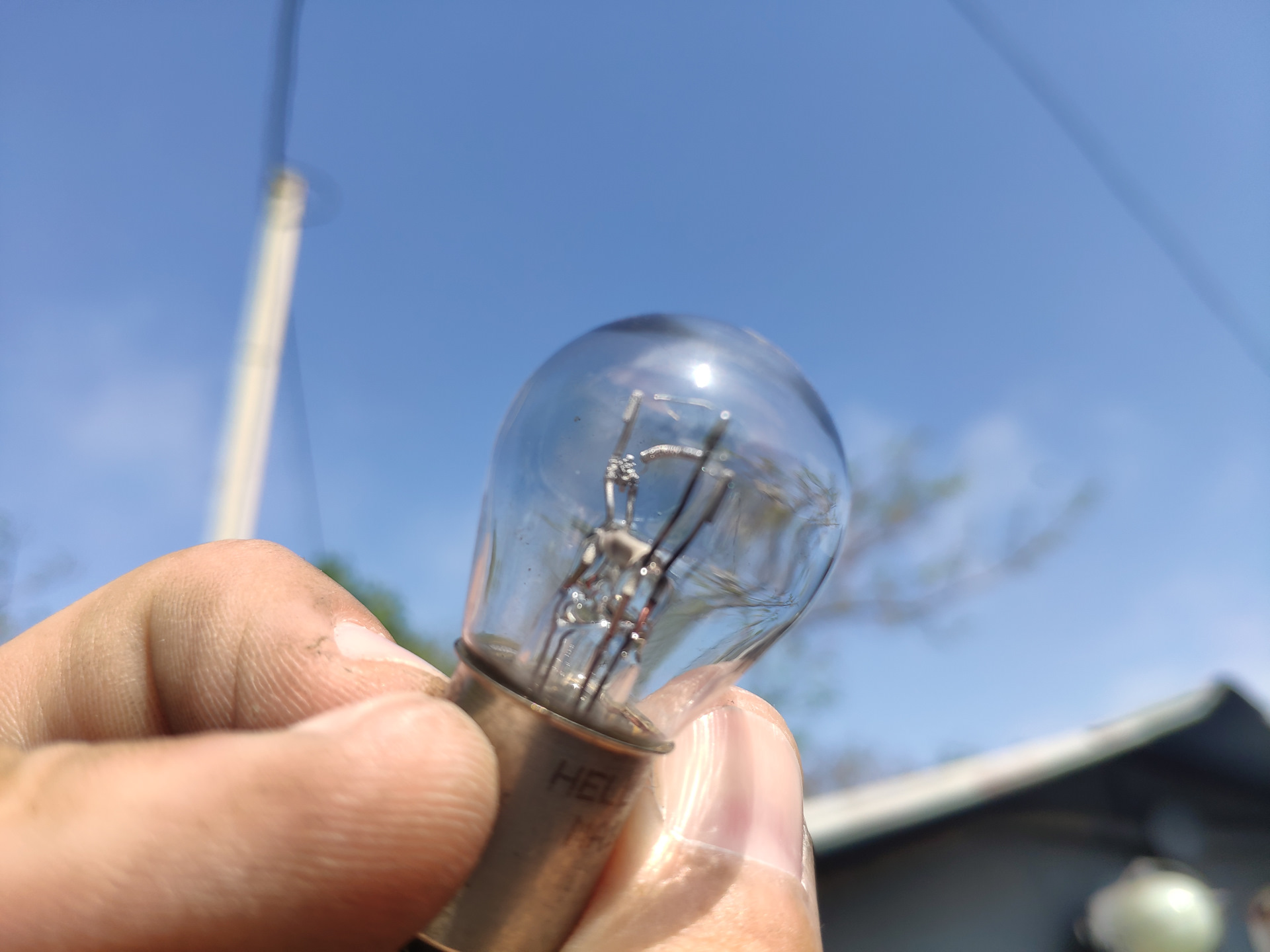 При нажатии педали тормоз загорается подсветка приборной панели и ...