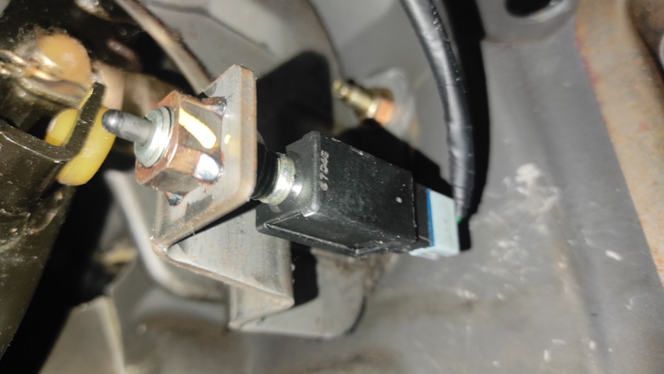 Регулировка штока сцепления. Кнопку сцепления обратно поставил ...