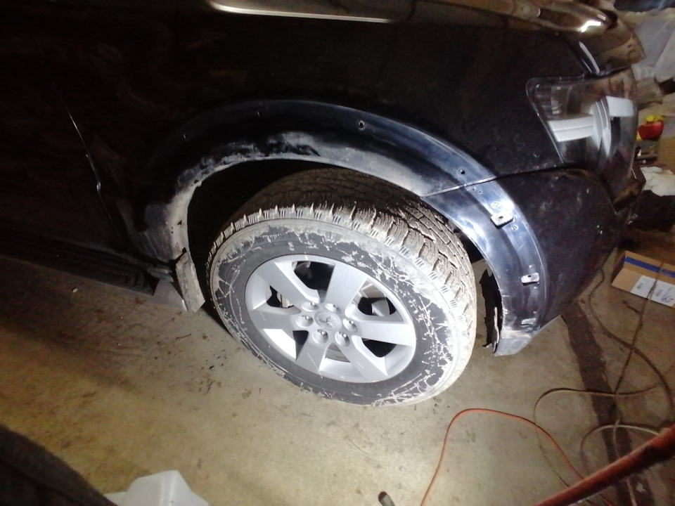 Замена уплотнителя накладки крыла — Mitsubishi Pajero (4G), 3,2 л, 2008 ...