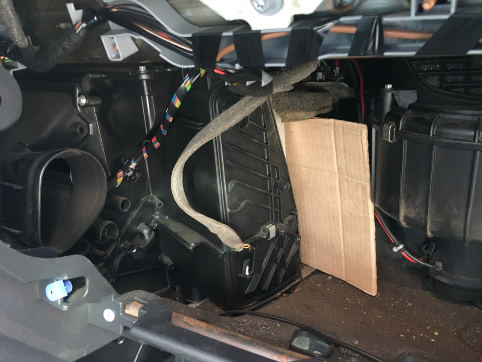 Замена салонного фильтра, уборка внутри, проба Kangaroo Profoam 3000 ...